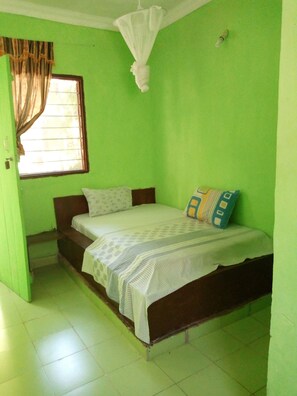 Habitación individual básica, 1 cama doble, vistas al patio | Ropa de cama de alta calidad y decoración individual