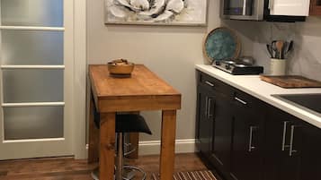 Kylskåp, mikrovågsugn, ugn och spishäll