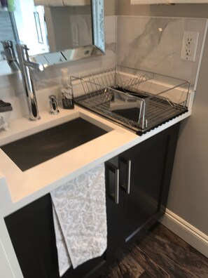 Réfrigérateur, four à micro-ondes, un four, surface de cuisson