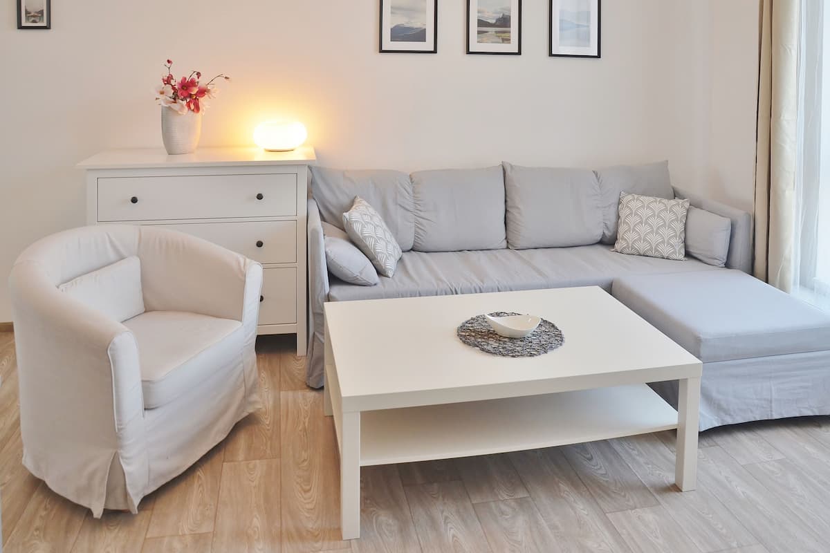 Tabla de planchar con plancha, wifi gratis y ropa de cama 
