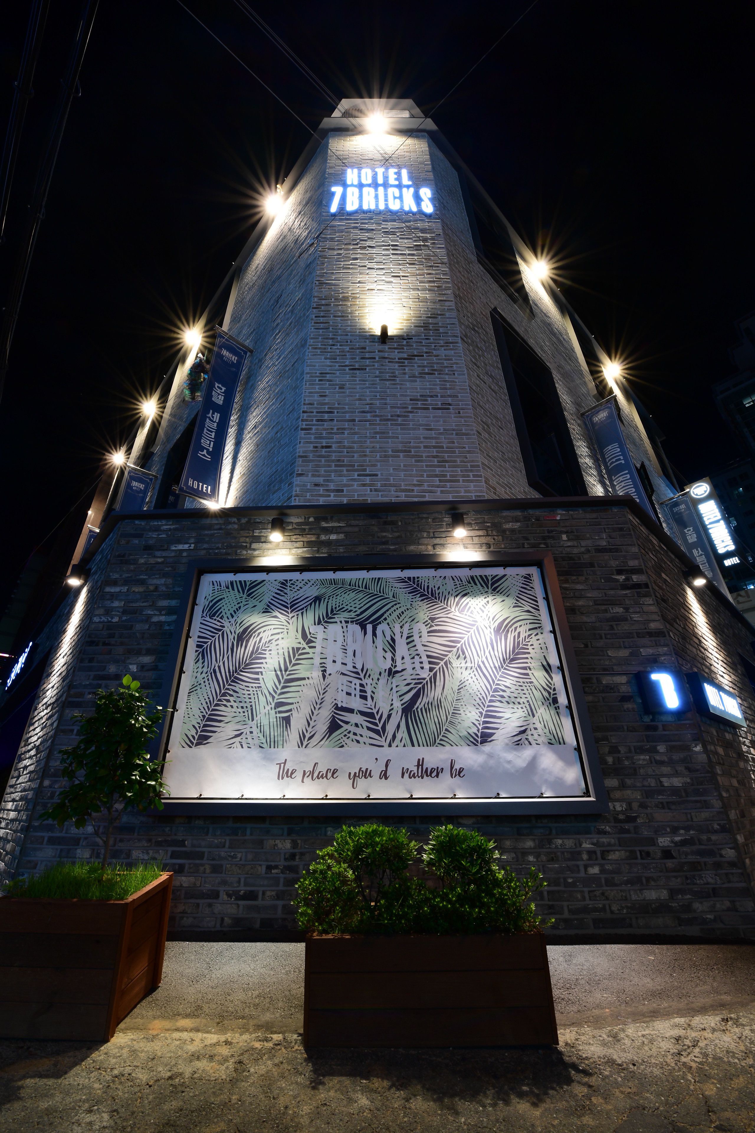 Boendets fasad - kväll/natt