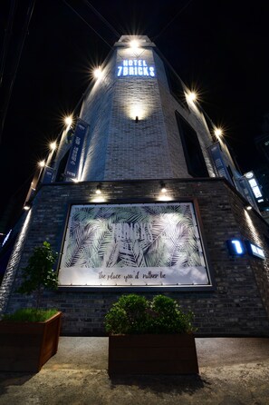 Fassade der Unterkunft – Abend/Nacht