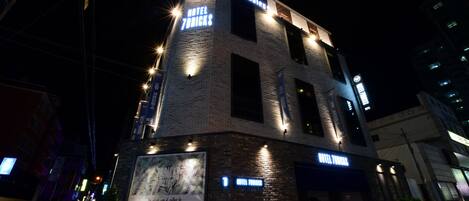 Majoituspaikan julkisivu illalla/yöllä