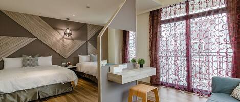 1 habitación, decoración personalizada, muebles diferentes y escritorio