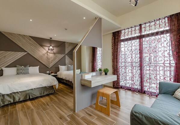 Quarto quádruplo clássico, 2 camas de casal, sacada | Individualmente decorados, individualmente mobiliados, escrivaninha