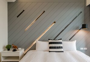 Quarto casal, sacada | Individualmente decorados, individualmente mobiliados, escrivaninha