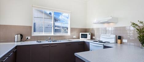 Departamento, 4 habitaciones | Cocina privada | Refrigerador con congelador, microondas, horno y parrilla de estufa