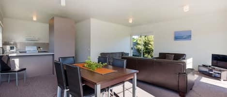 Apartment, 4 Bedrooms | In-room dining