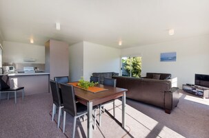 Apartamento, 4 habitaciones | Servicio de comidas en la habitación