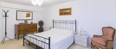 Leilighet, 1 soverom | 1 soverom, strykejern/-brett og barnesenger (inkludert)