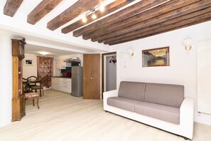 Appartement, 1 chambre | Coin séjour | Télévision à écran plat