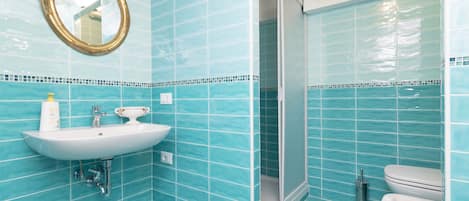 Departamento, 1 habitación | Baño | Regadera, secadora de cabello, bidet, toallas