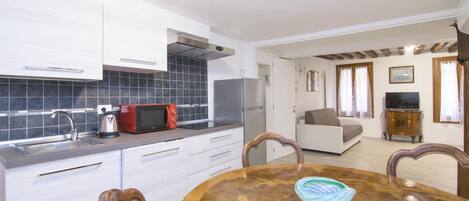 Apartment, 1 Schlafzimmer | Essbereich im Zimmer