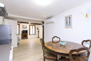 Appartement, 1 chambre | Restauration dans la chambre