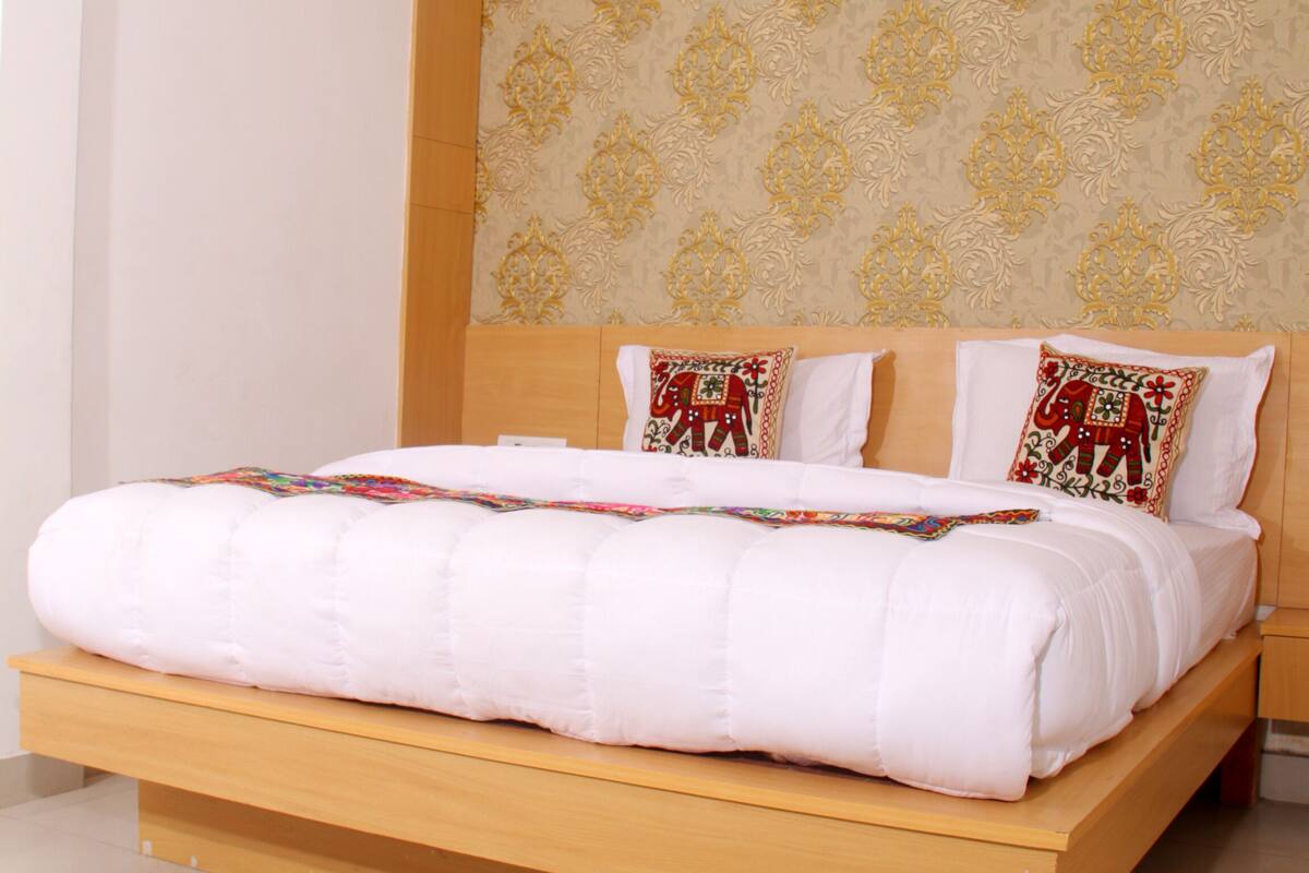 Executive Room | Iron/ironing board, rollaway beds, free WiFi, bed sheets