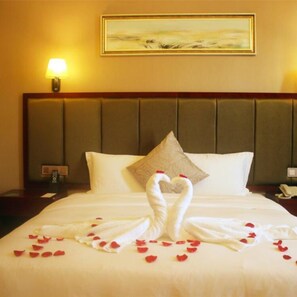 Standard Double Room | 1 bedroom, blackout drapes, free WiFi, bed sheets