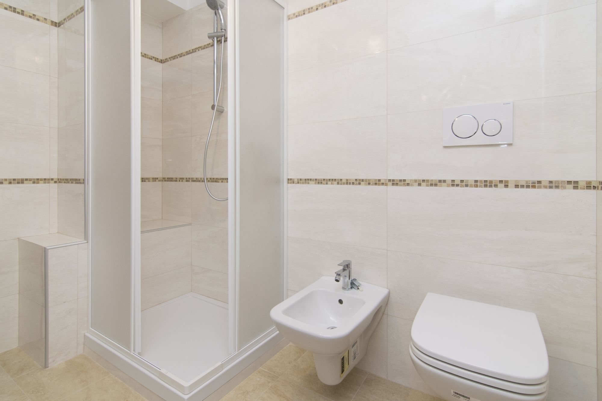 Apartment, 1 Bedroom | Bathroom | Shower, bidet, towels, shampoo