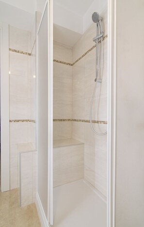 Apartment, 1 Bedroom | Bathroom | Shower, bidet, towels, shampoo - Ca' Alberto Apartments 2 (Venice)