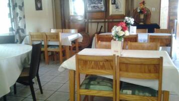 Desayuno continental diario (BWP 60 por persona)