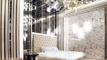 Caja de seguridad en la habitación, escritorio y cortinas blackout