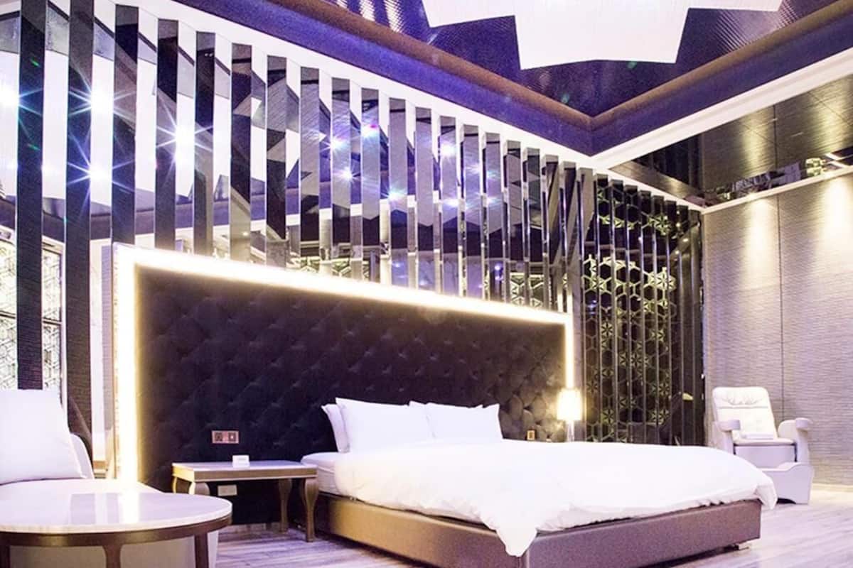 in-room safe, desk, blackout curtains, free wifi