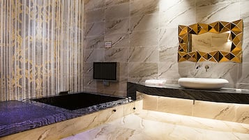 Bañera y ducha independientes, bañera profunda