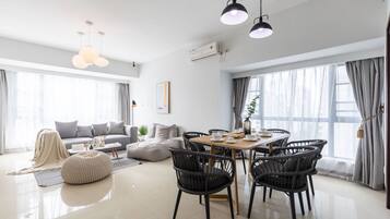 Apartment, 3 Schlafzimmer | Wohnzimmer | Fernseher
