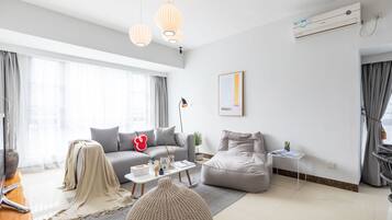 Apartment, 3 Schlafzimmer | Wohnzimmer | Fernseher