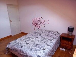 2 chambres, fer et planche à repasser, Wi-Fi gratuit, draps fournis