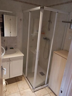 Hair dryer, towels