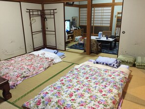 Japanese Style Room | Desk, free WiFi