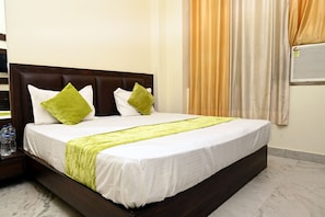 Desk, soundproofing, free wired Internet, bed sheets - Hotel Pulse Inn (Jaipur)