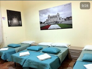 Een bureau, gratis wifi, beddengoed