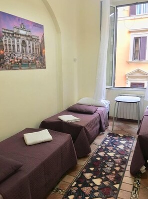 Desk, free WiFi, bed sheets - Zidan Guest House (Rome)