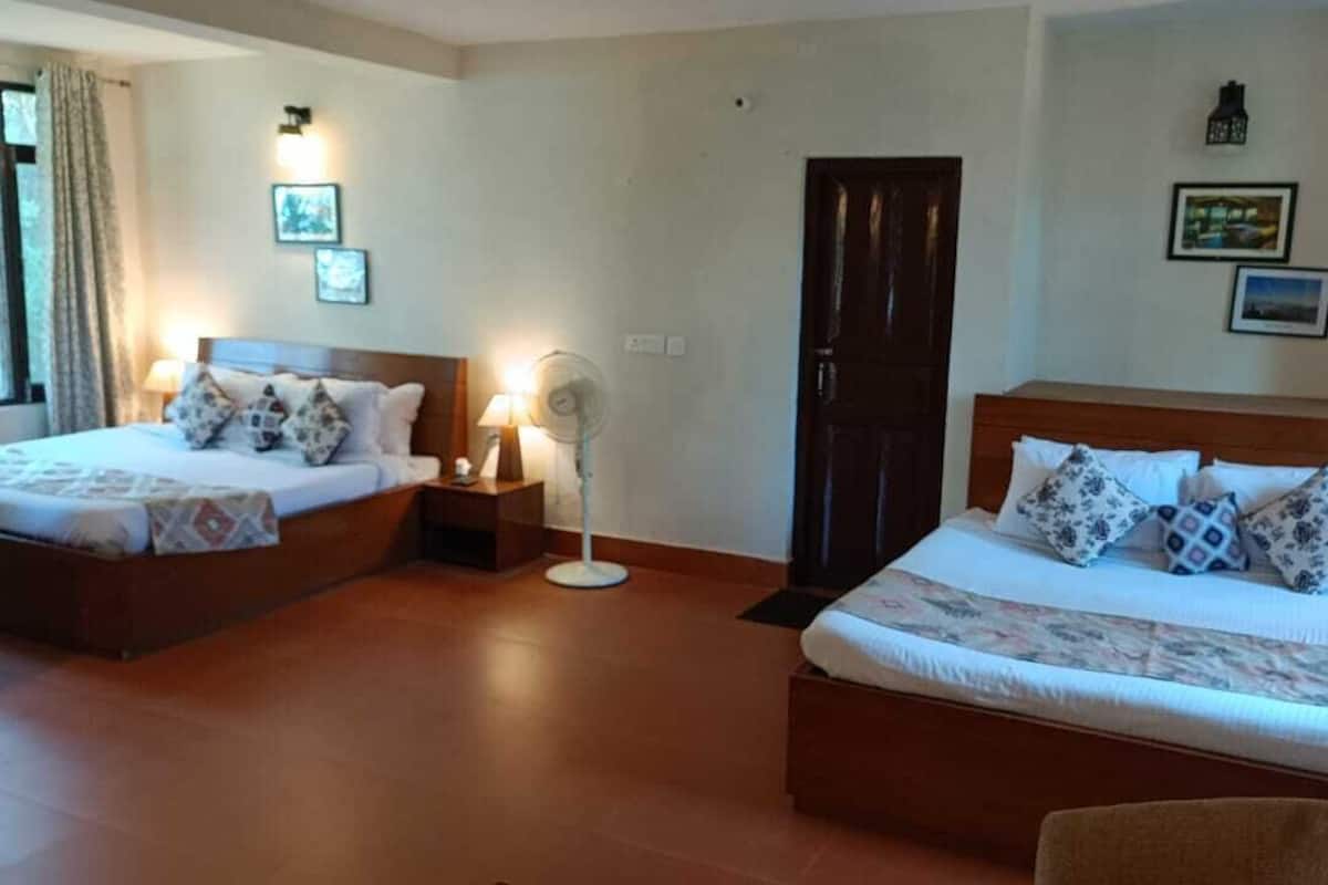 Vila Deluks | Brankas, meja kerja, ruang kerja ramah laptop, dan setrika/meja setrika
