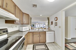 Microwave, stovetop, dishwasher, cookware/dishes/utensils - Plantation Club 533 (Hilton Head Island)