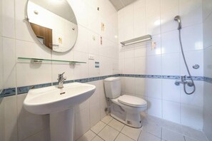 Quarto casal standard | Banheiro | Chuveiro, produtos de toalete grátis, secador de cabelo, chinelos