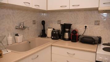 Fridge, oven, stovetop, coffee/tea maker