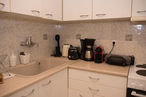 Fridge, oven, stovetop, coffee/tea maker