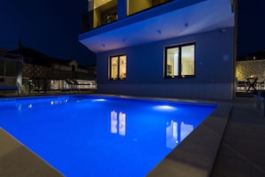 Outdoor pool, pool umbrellas, sun loungers