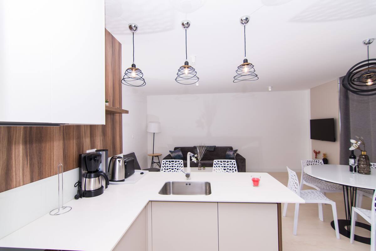 Cafetera o tetera, frigorífico, microondas y placa de cocina