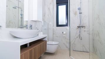 Superior Studio, 1 Bedroom, Ground Floor | Bathroom | Shower, free toiletries, hair dryer, bathrobes
