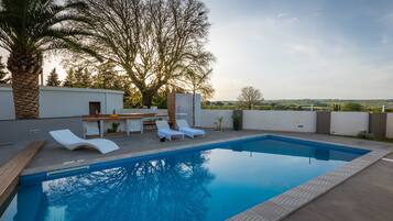 AuĂenpool (je nach Saison geöffnet), LiegestĂŒhle