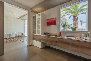 Petit déjeuner composé de spécialités régionales (5 EUR par personne)