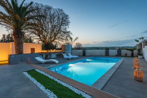 Seasonal outdoor pool, open 8:00 AM to 9:30 PM, sun loungers - Aurienzia (Ragusa)