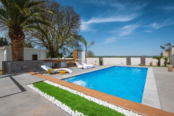 Piscina externa sazonal, funciona das 8h às 21h30, espreguiçadeiras