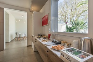 Desayuno con opciones de la cocina local todos los días (con cargo)