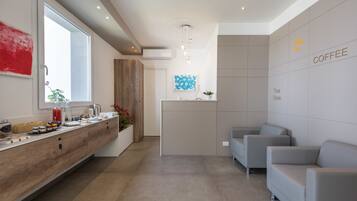 Petit déjeuner composé de spécialités régionales (5 EUR par personne)