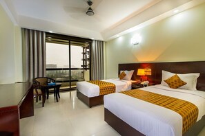 Schreibtisch, VerdunkelungsvorhÀnge, schallisolierte Zimmer