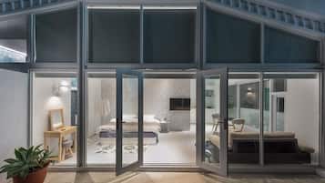 Deluxe Suite, Non Smoking | In-room safe, desk, blackout drapes, soundproofing